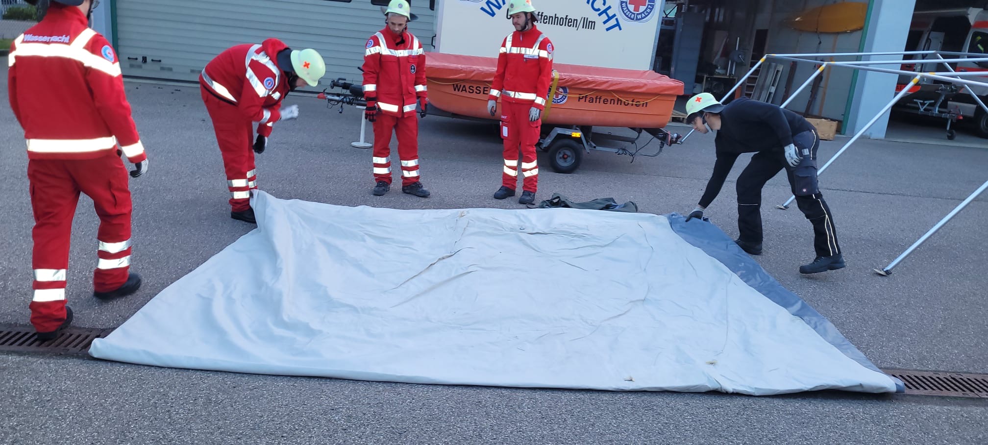 Die Zeltplane wird zurecht gelegt