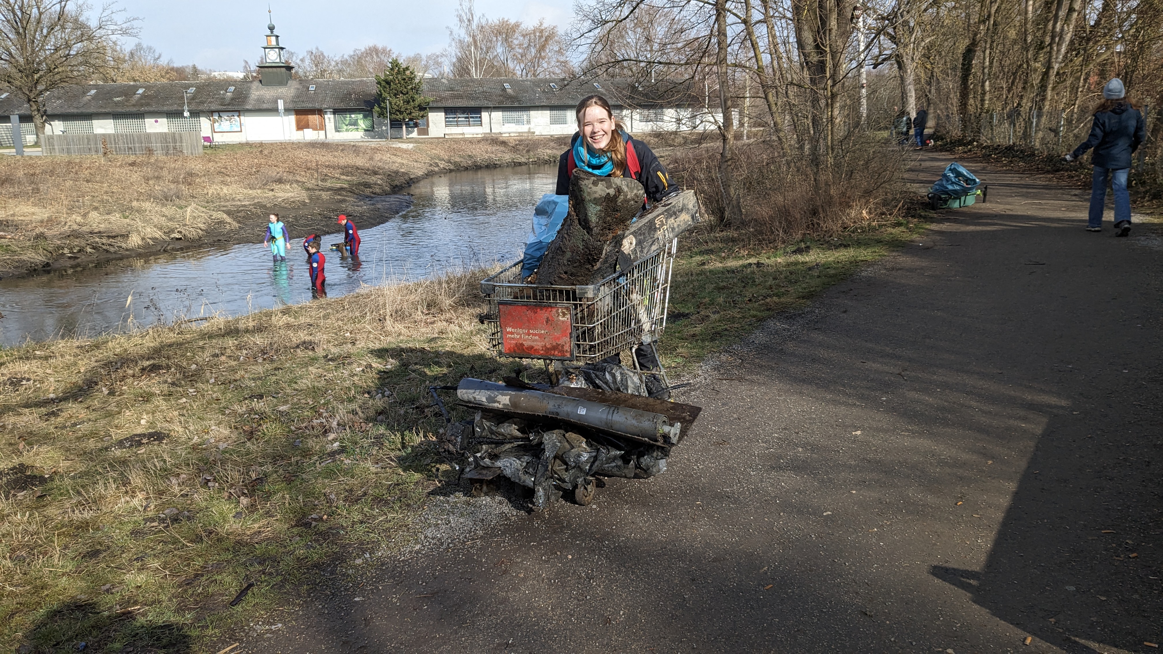 Ein Einkaufswagen voll mit Müll