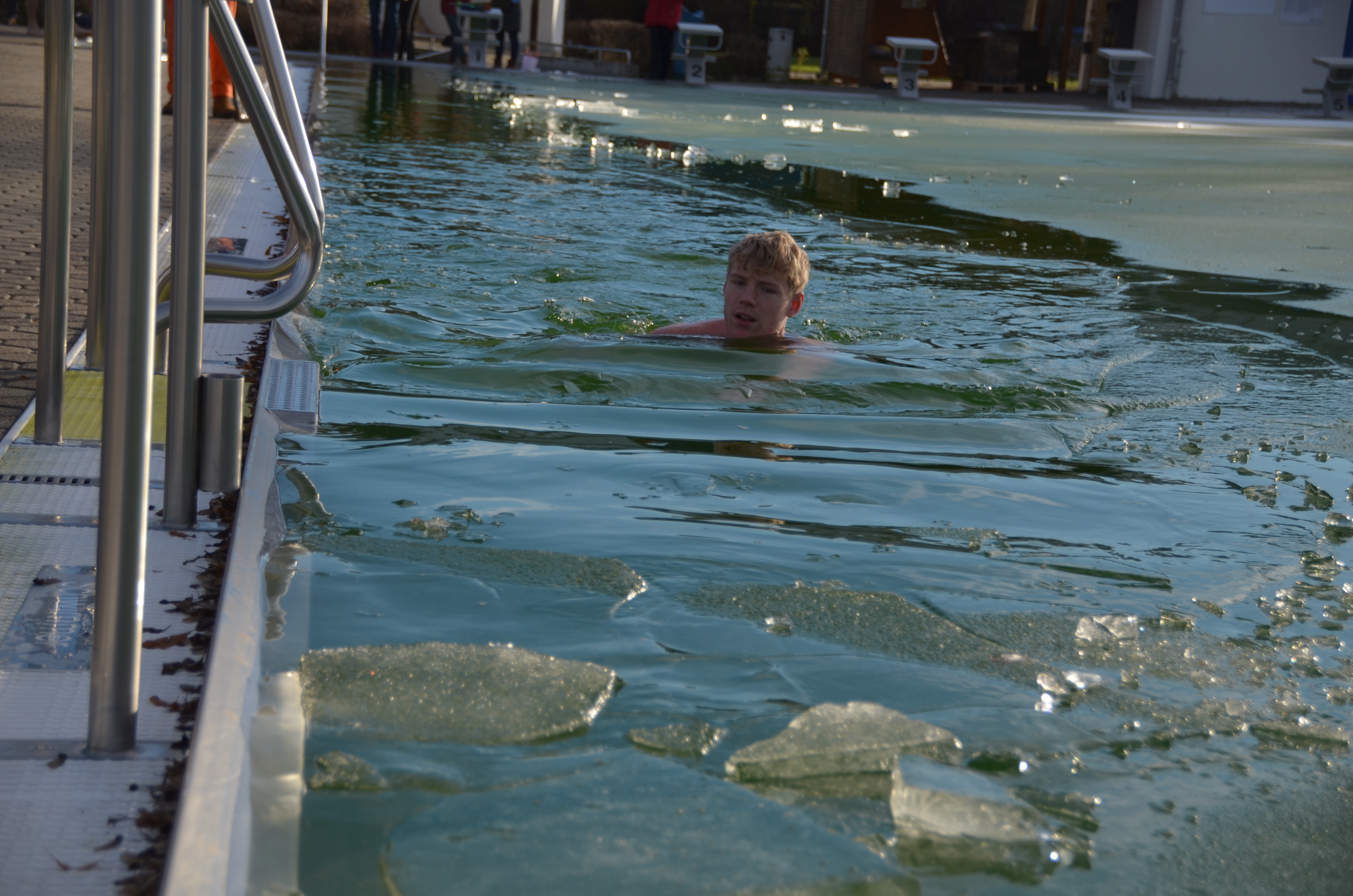 Schwimmer im eiskalten Wasser