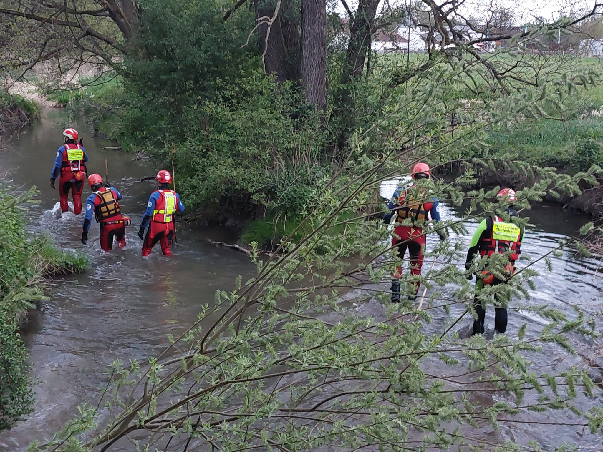 Wasserretter suchen im Gerolsbach