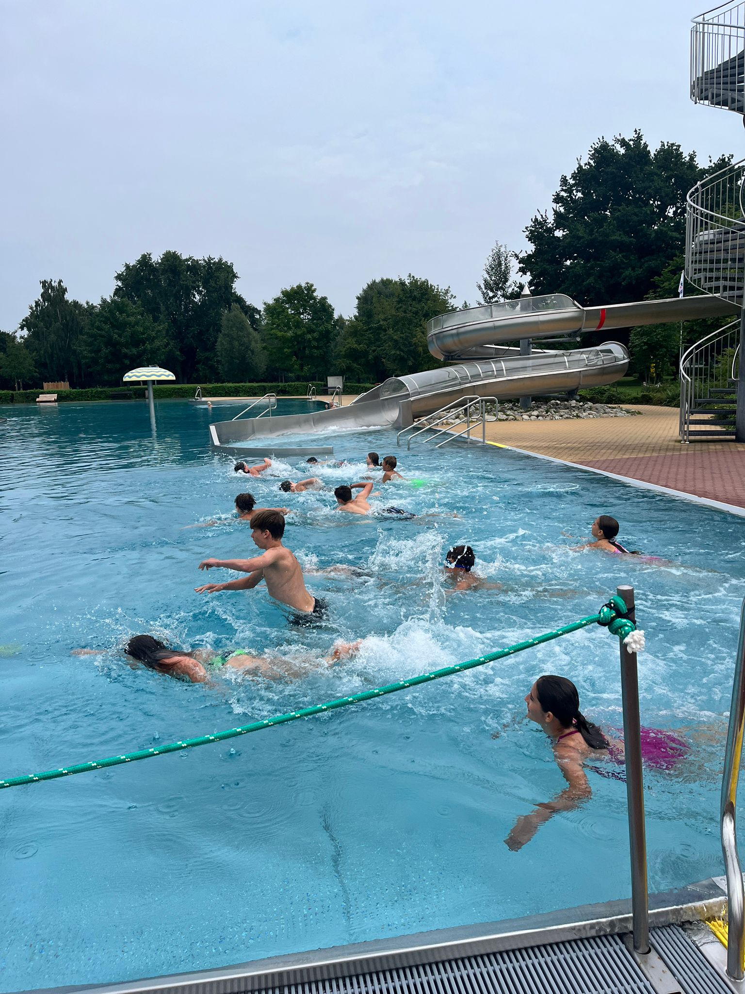 Kinder schwimmen um die Wette