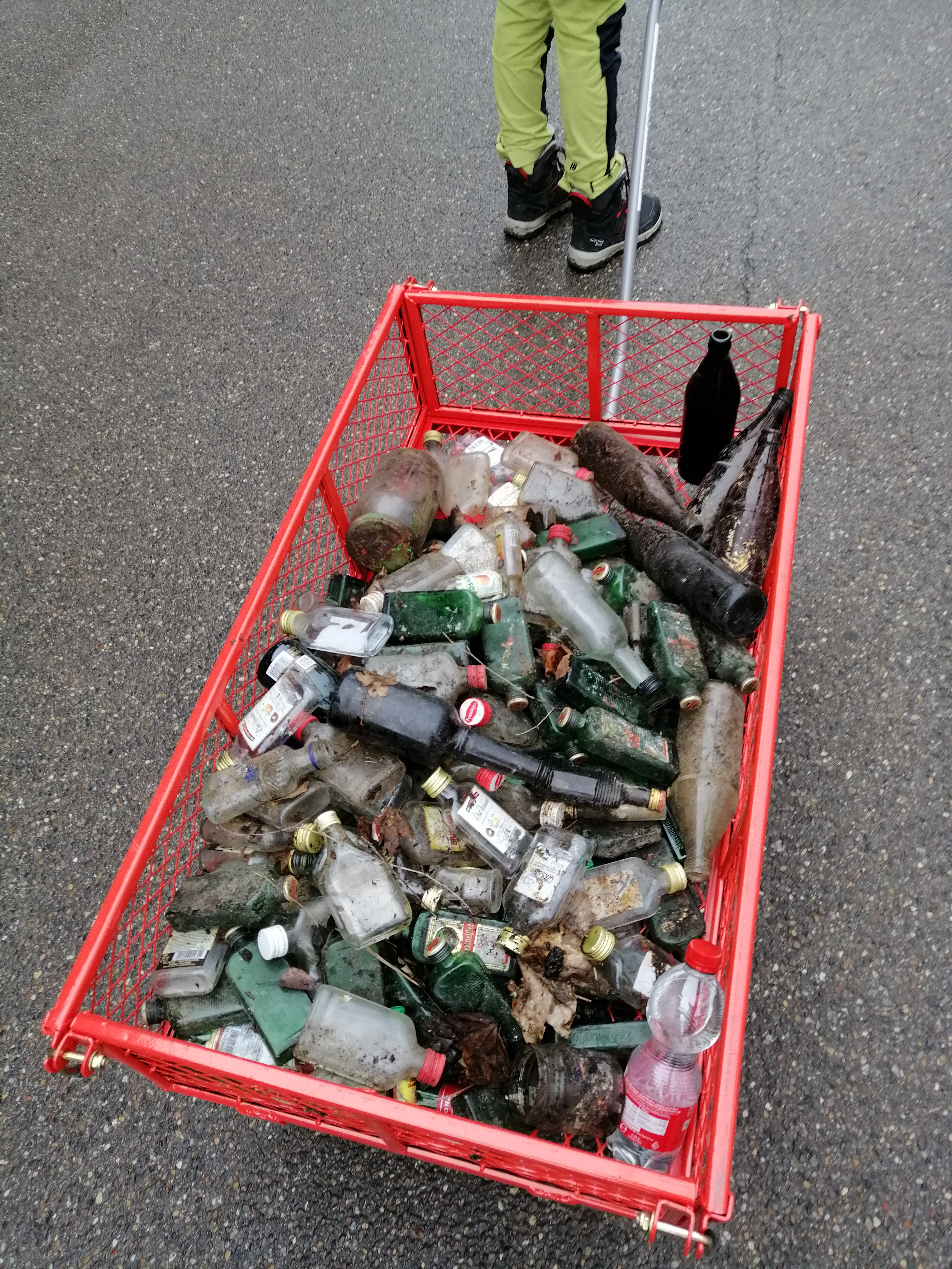 Ein Bollerwagen voll mit gesammelten Flaschen