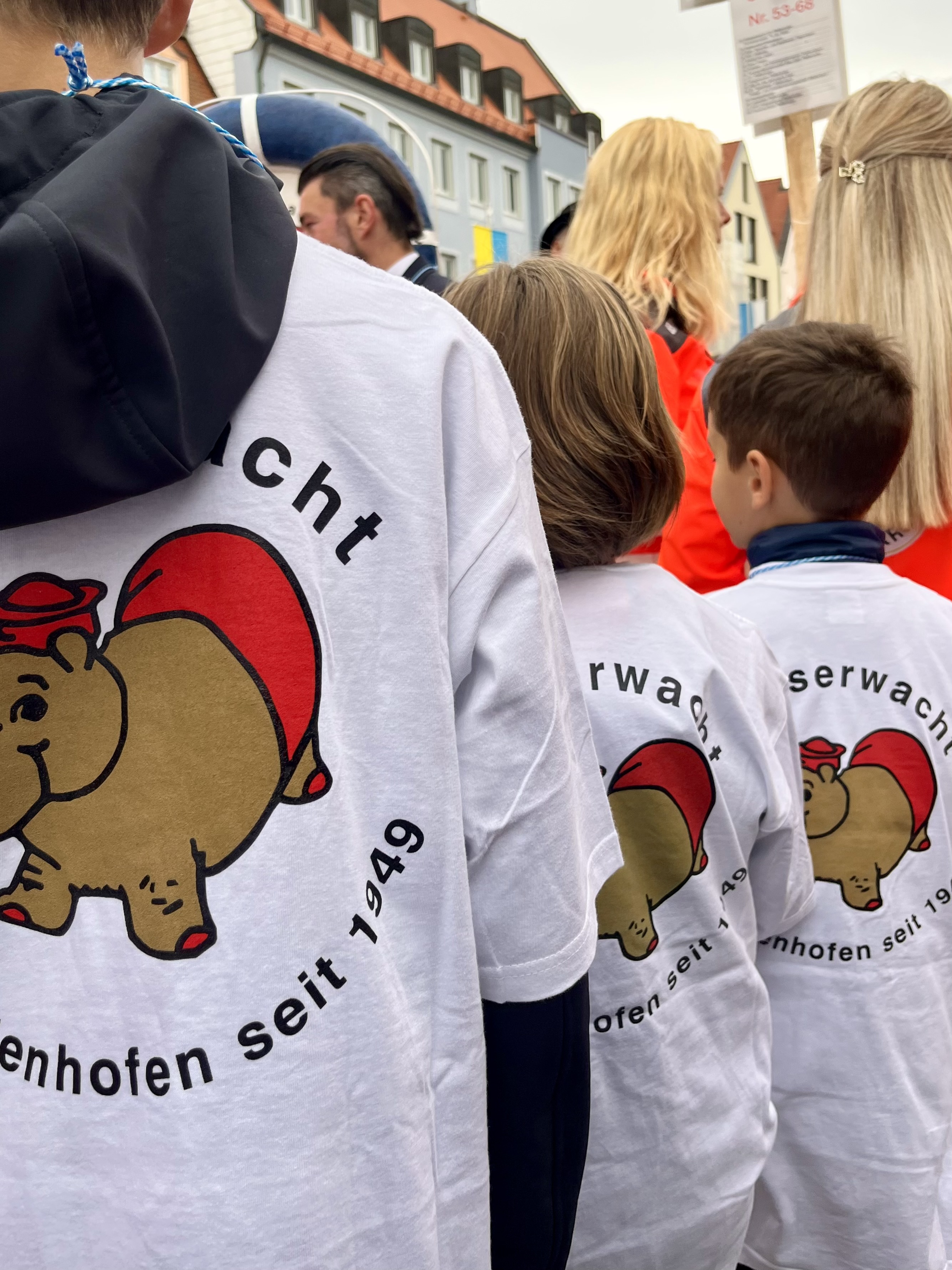 Kinder mit WW T-Shirts von hinten