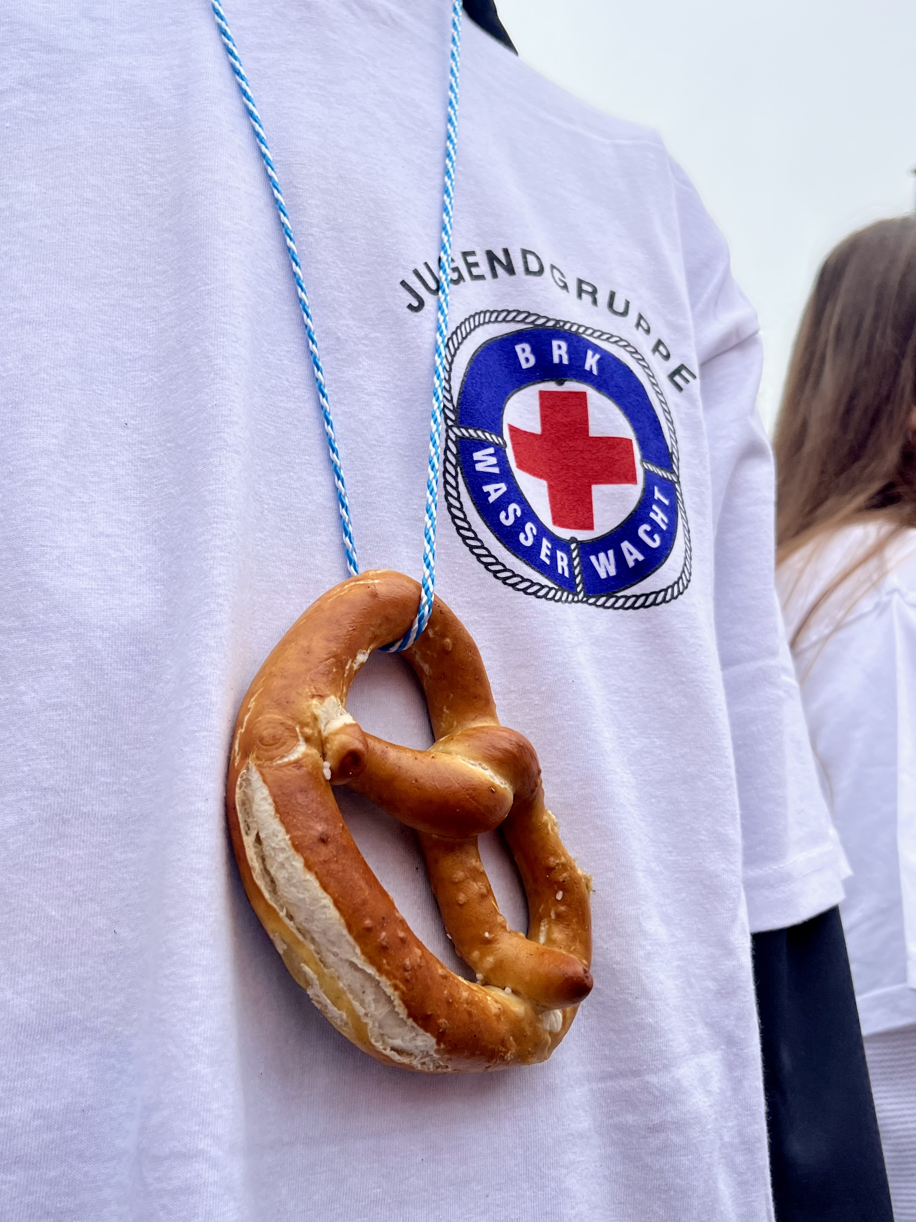 Brezn um den Hals