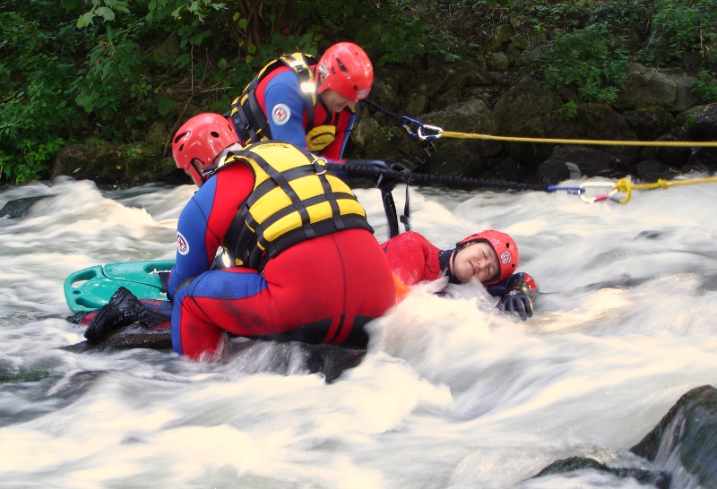 zwei SEG Mitglieder bergen einen Verunglückten aus dem Wasser